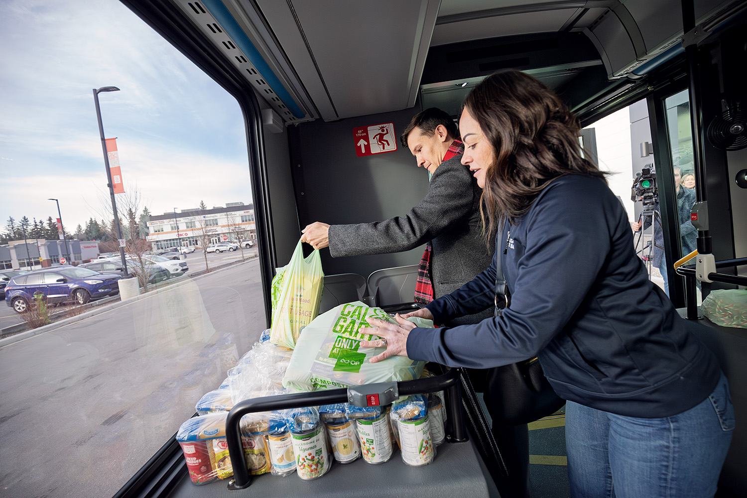 Calgarians step up to donate food during 33rd annual Stuff-a-bus